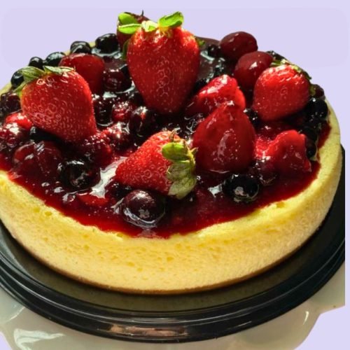 Cheesecake con frutillas y frutos del bosque