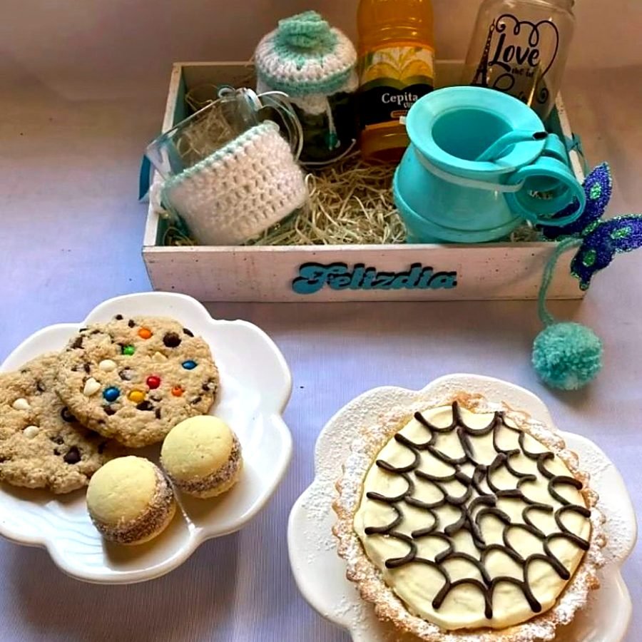 Caja matera de desayuno con mate, cookies y tartita