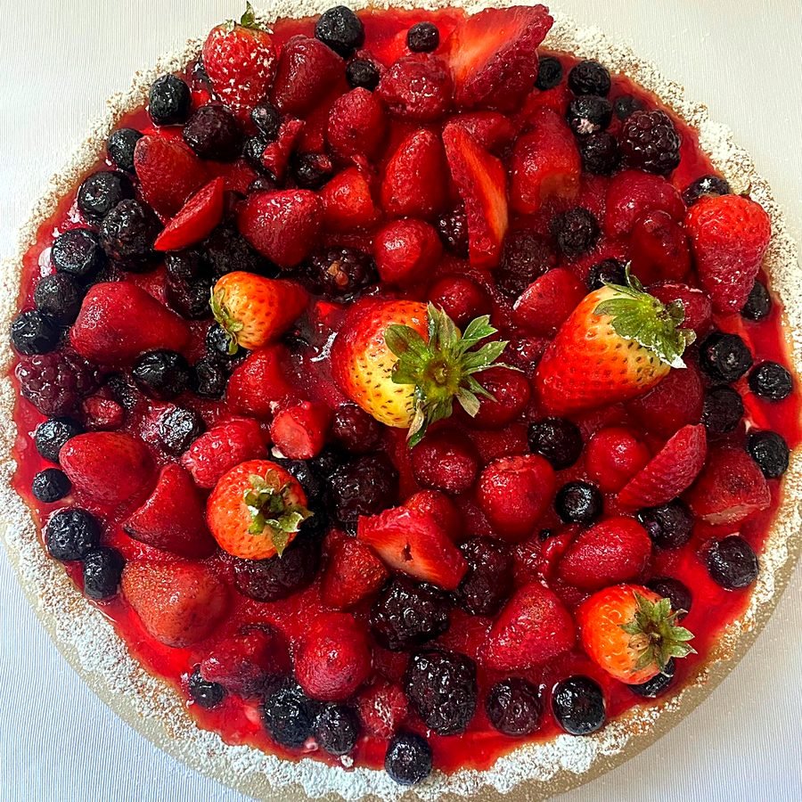 Tarta de frutos rojos con frutillas y arándanos glaseados