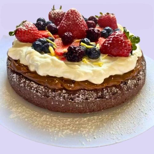 Torta de chocolate con dulce de leche, crema y frutos rojos