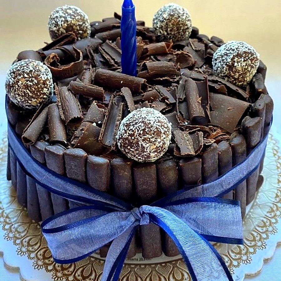 Torta de chocolate con cigarrillos y cinta azul