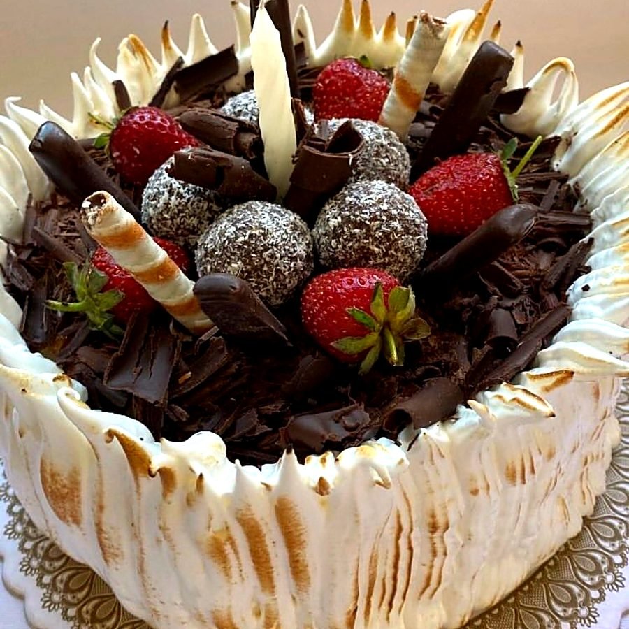 Torta de cumpleaños de chocolate con frutillas y bombones de coco