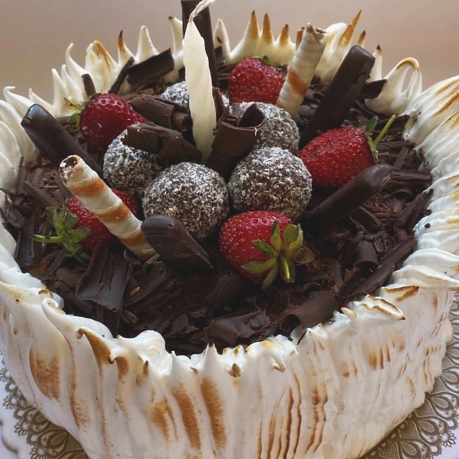 Torta de cumpleaños de chocolate con frutillas y bombones de coco