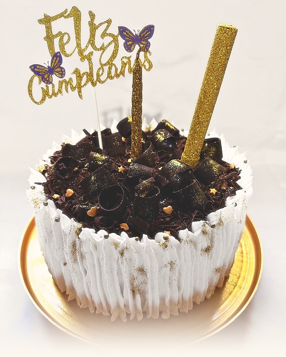 Torta de cumpleaños de merengue con rulos de chocolate y cartel dorado de Feliz Cumpleaños, de Cucina di Marce