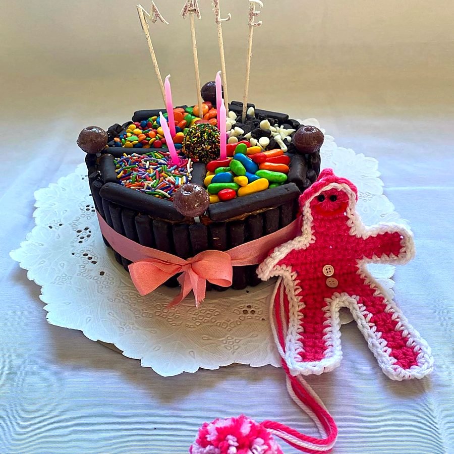 Torta infantil de chocolate decorada con grageas de colores