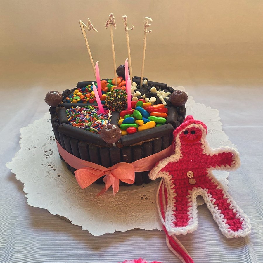 Torta infantil de chocolate decorada con grageas de colores