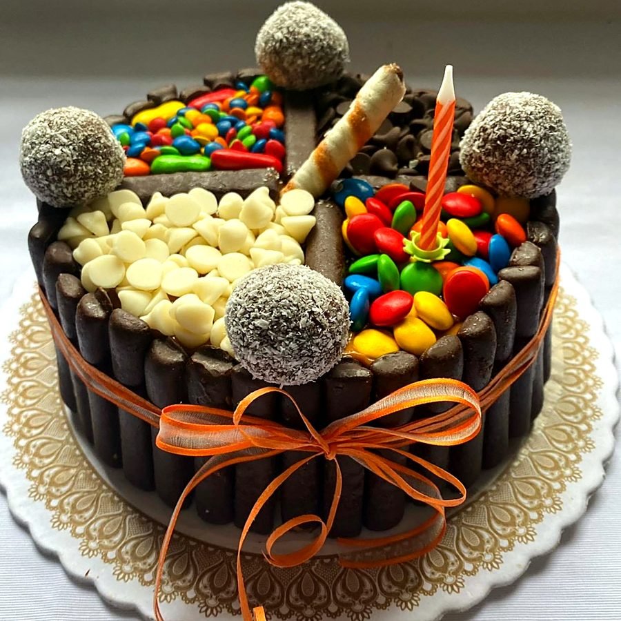 Torta de cumpleaños infantil cubierta de golosinas y bombones