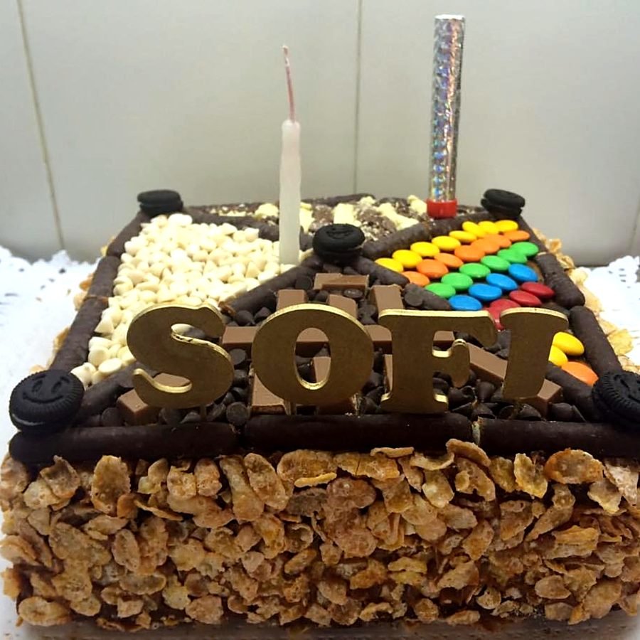 Torta de cumpleaños personalizada con el nombre en chocolate